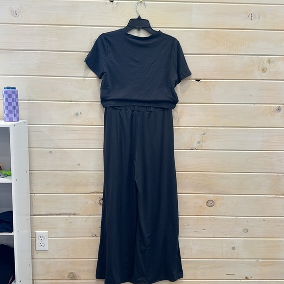 Grey 2 piece set Size Large but I’d say fit like a medium. Top is cropped. - Picture 4 of 5